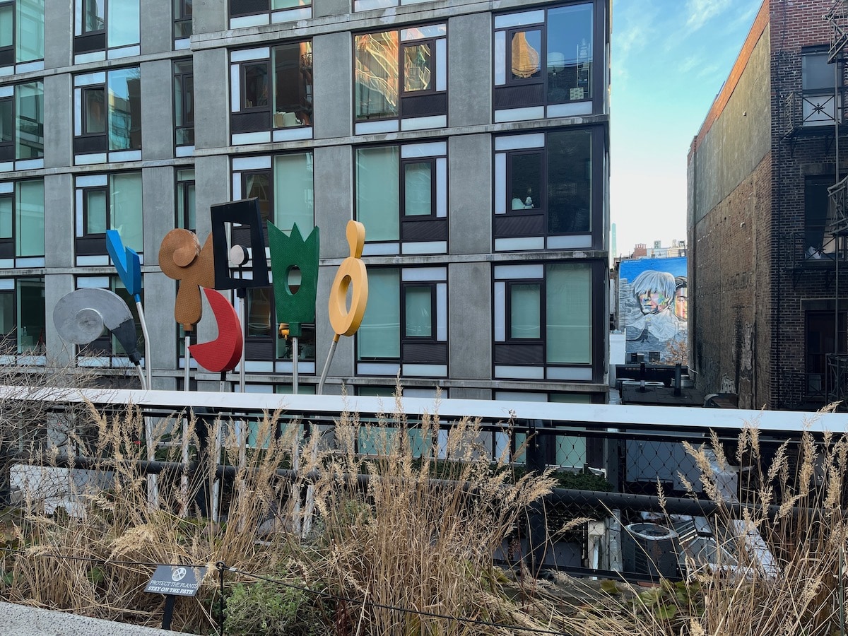 outdoor art along the nyc highline